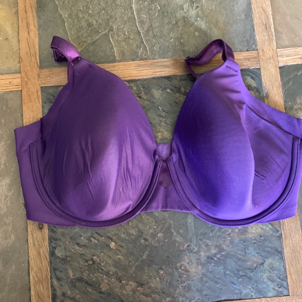 Lovely, purple underwire bra,great support! Plunging neckline. Smooth front